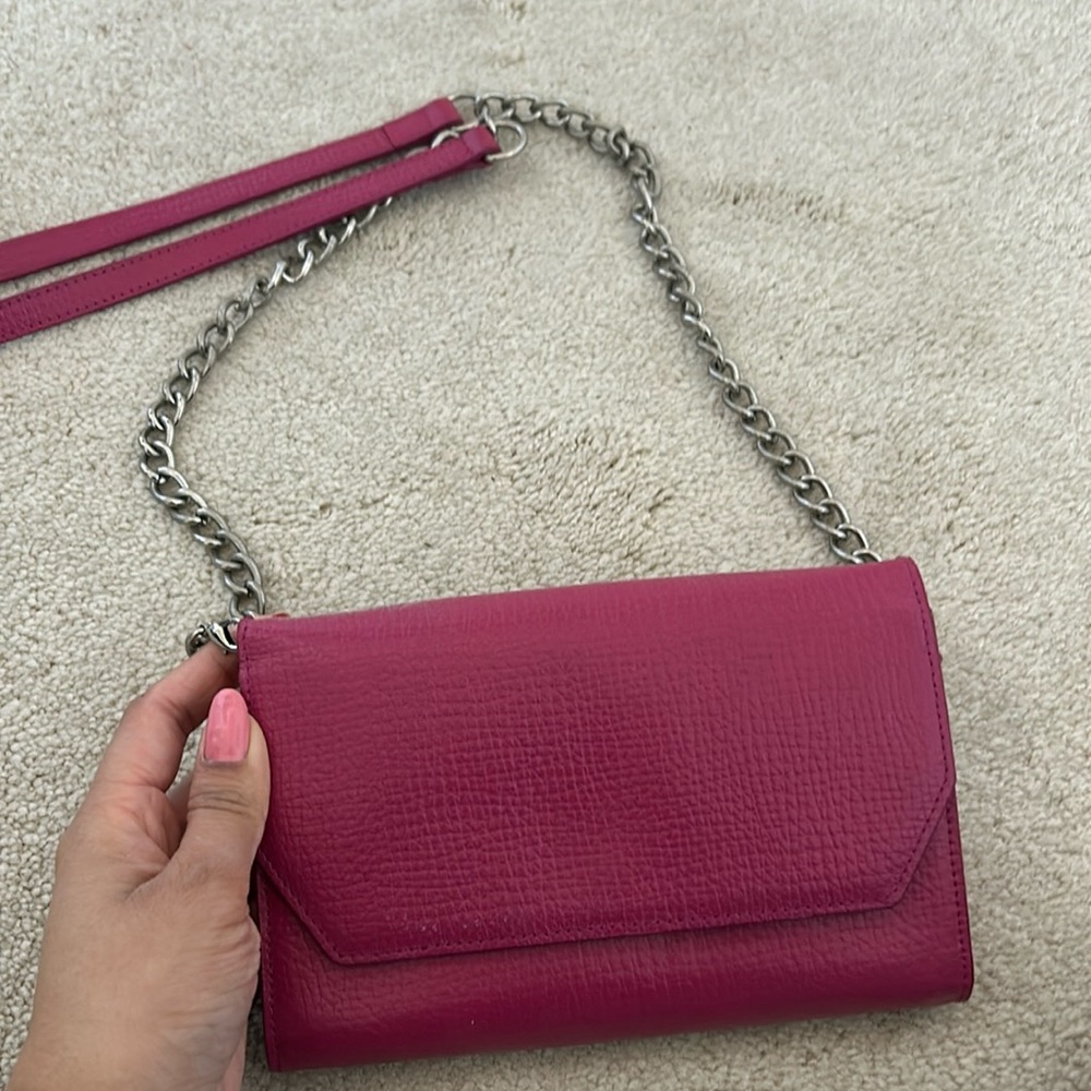 A pink wallet on chain perfect for your next night out!